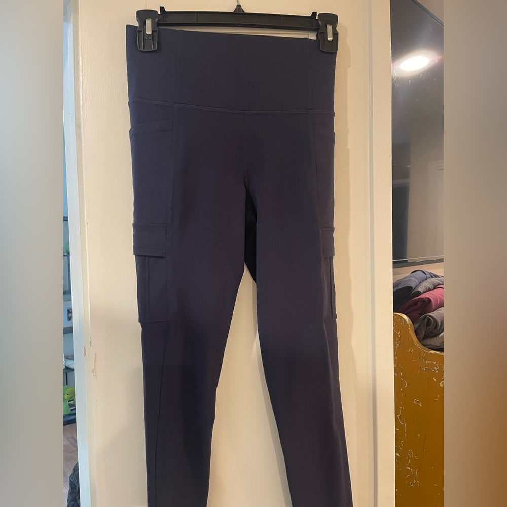 Athleta Navy Salutation Cargo 7/8 Tight Leggings NWOT